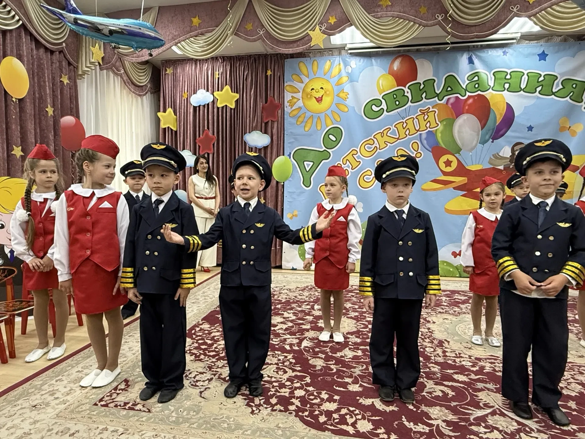 ✈ Наш выпускной «Капитаны и стюардессы»: полёт завершён – впереди школа!

Вот и пролетел наш прощаль