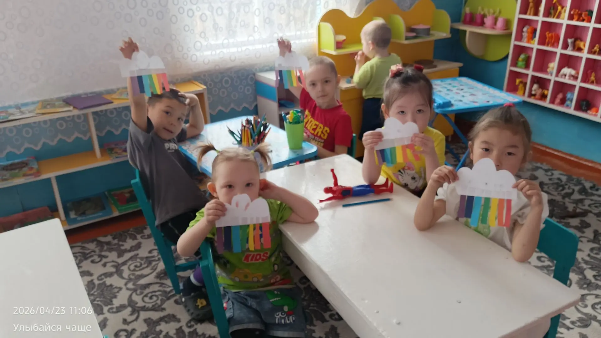 Занятие. Аппликация "Тучка и Радуга"
Цель: совершенствовать умение аккуратно работать с ножницами, с