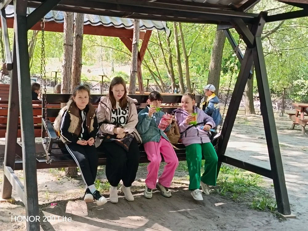 Сегодня было невероятно: теперь 1В и 4Г отправились на Страусиное ранчо! 🤩 Дети с восторгом наблюдал