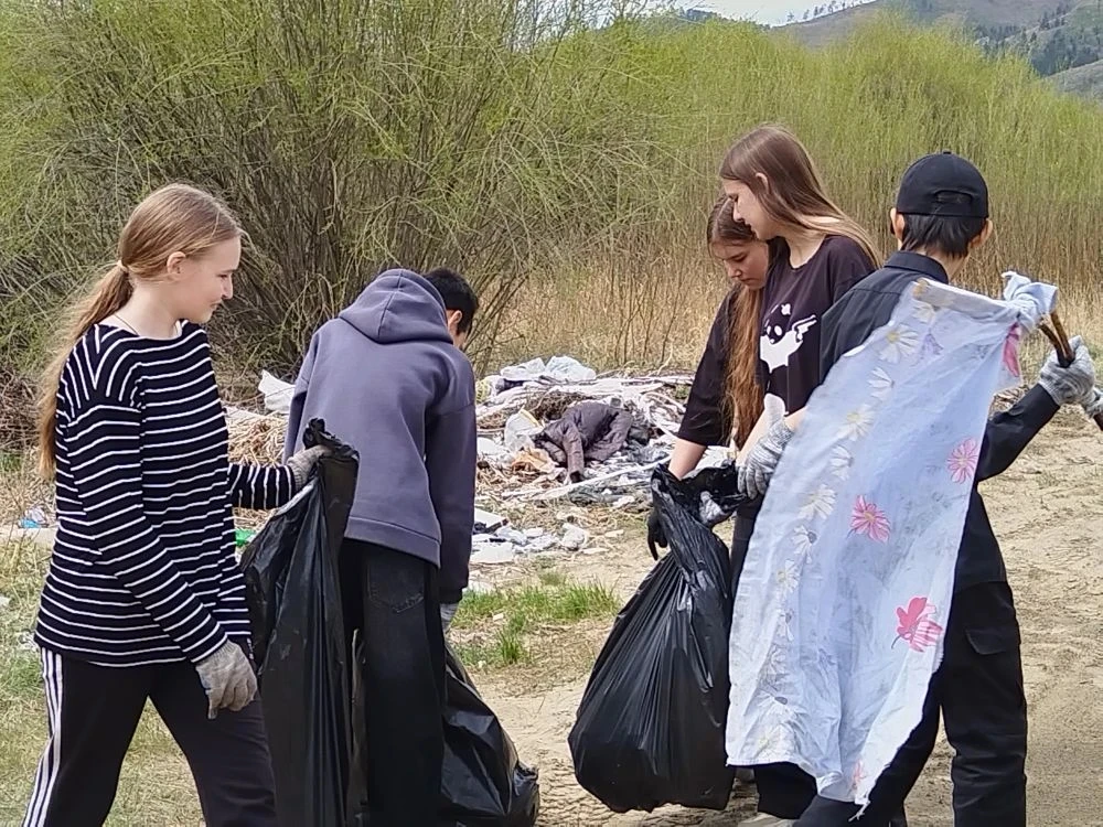 Ученики Сотниковской школы во главе с руководителем волонтерского отряда "От сердца к сердцу" Леонть