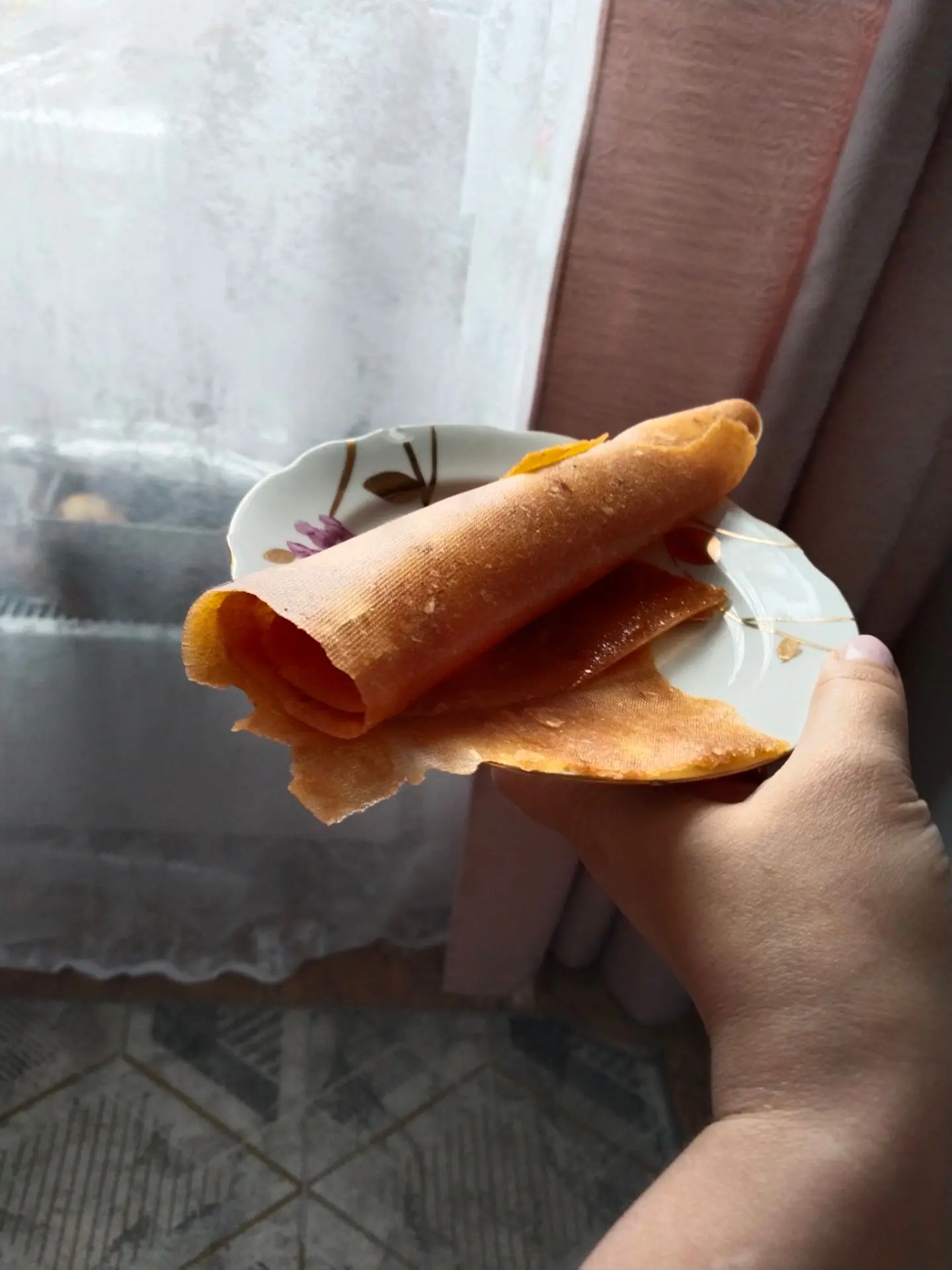 Бабуля сегодня приготовила пастилу яблочную 🍎 ооч вкусно получилось 😋