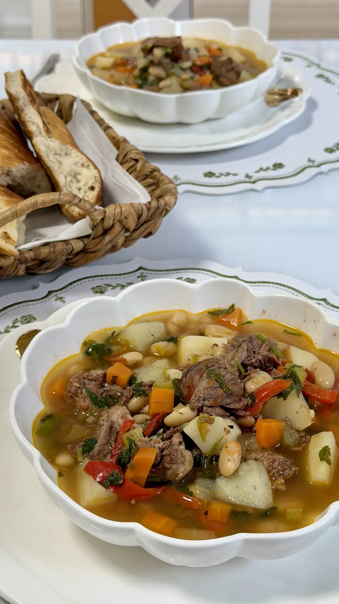 Суп-рагу с тушенкой, овощами и фасолью 

Сытный, вкусный, ароматный суп! Идеально для семейного ужин