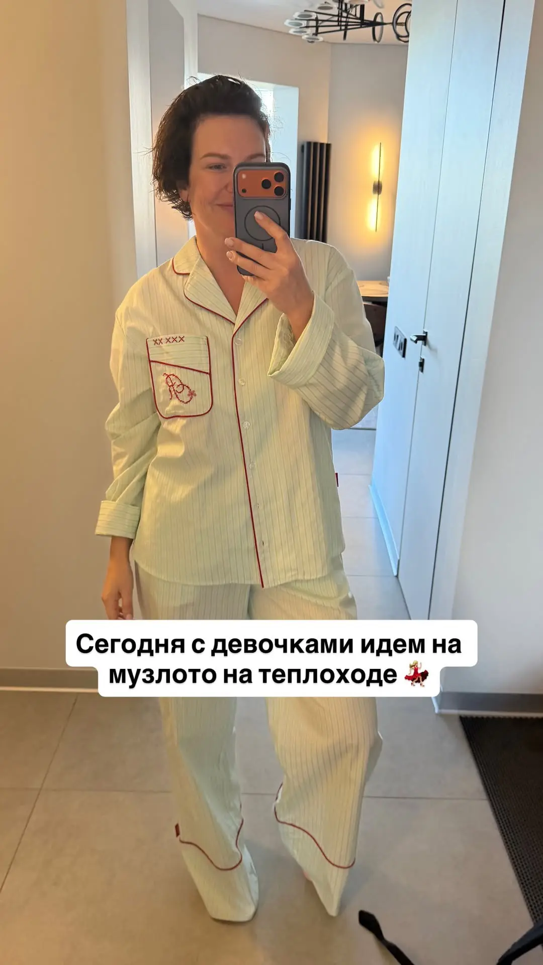 Сегодня с девочками стилистами ходили на музлото на теплоходе, дресс-код был «русалка кор»🧜‍♀️

Оче