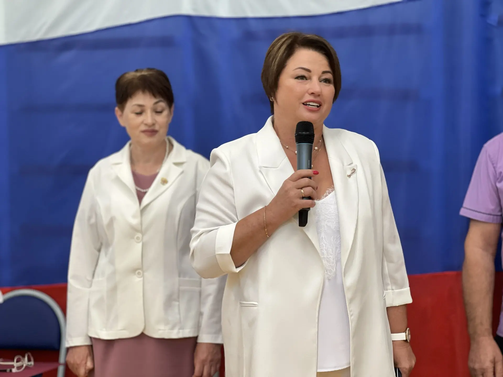 Сегодня приняла участие в торжественной линейке, посвященной Дню знаний, в Ленинской шк...