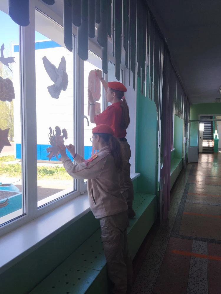 🇷🇺 Мы помним! Юнармейцы «ПАРУСа» украсили Окна Победы  Воспитанники муниципального отряда «Парус» им