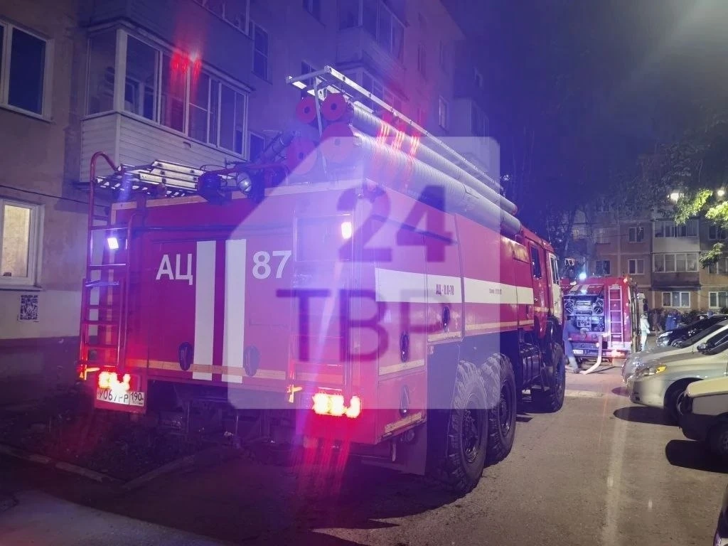 В доме на ул. Дружбы, 3 горит квартира на первом этаже.

На месте три пожарных расчёта. Спасатели эв