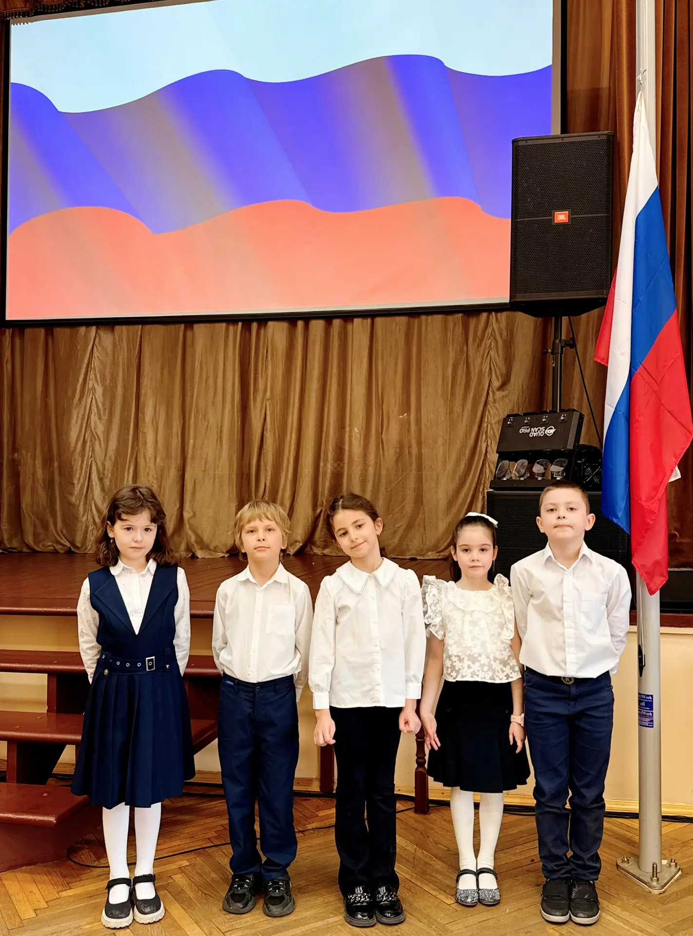 Наши первоклассники впервые подняли знамя страны  🇷🇺Церемония поднятия флага стала особенной для уче