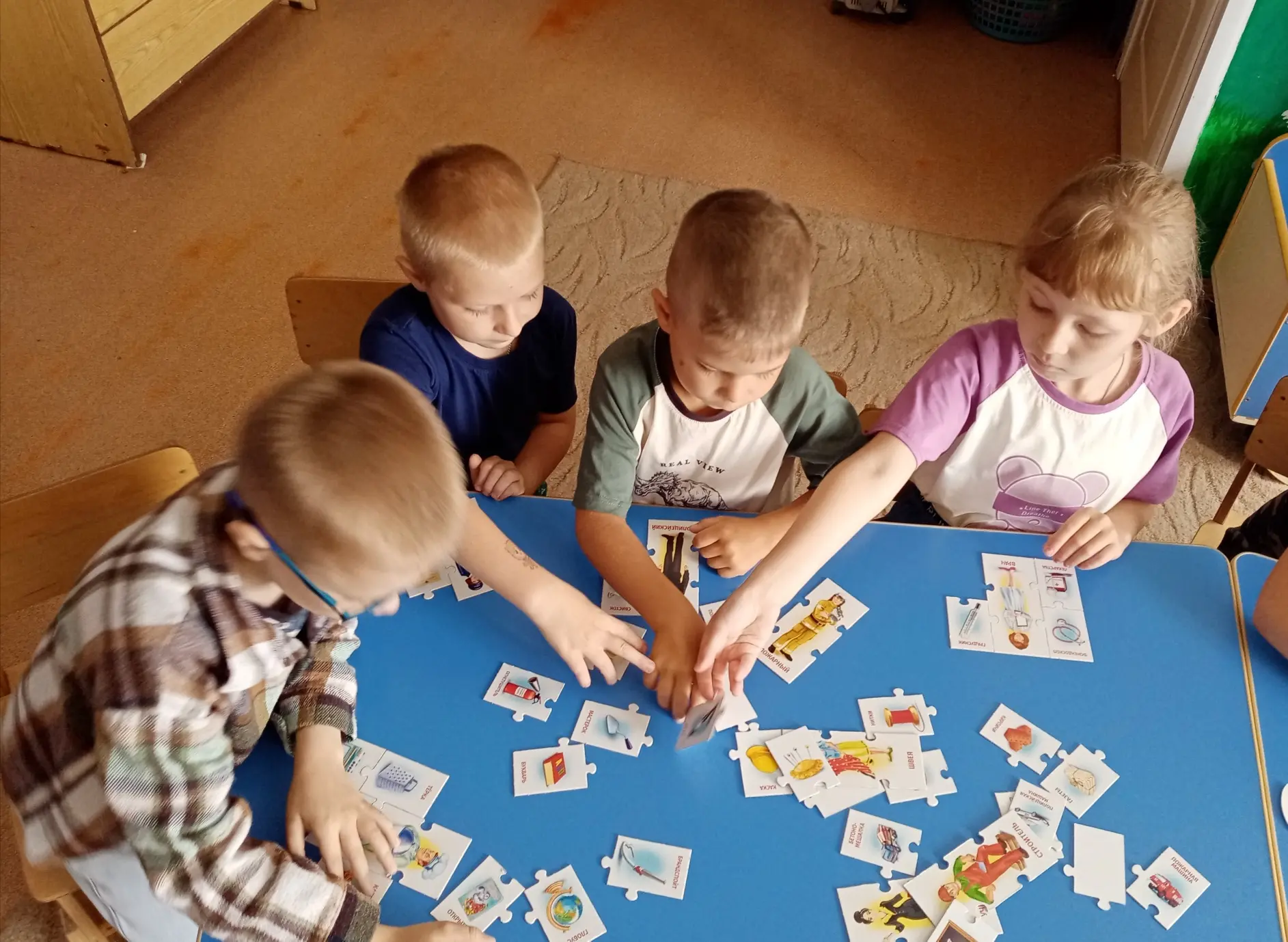 👩‍🏫В детском саду №5 прошло занятие, посвящённое миру профессий. В ходе познавательной беседы дети