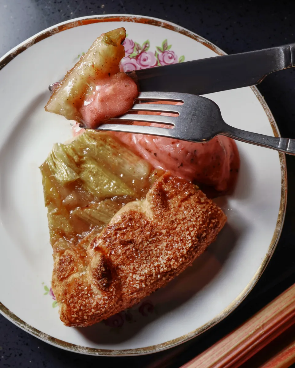 🥬🥧 Начало июня — лучший момент для сбора самых сочных и вкусных стеблей ревеня, и в Ö...