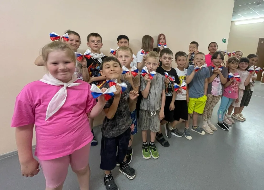 Россия 🇷🇺 - это дом с огромной душой ❤️

 Накануне Дня России юные орлята 🦅:
 подняли флаг РФ ️🇷