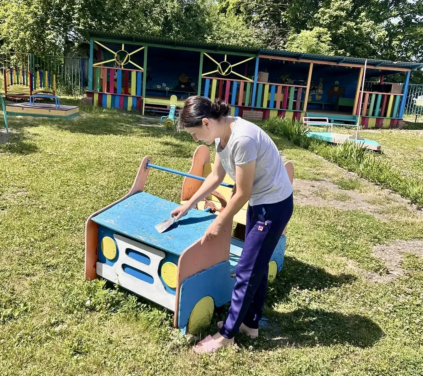 🎨Чтобы прогулки на свежем воздухе приносили малышам ещё больше радости, в детском саду «Ромашка» д.