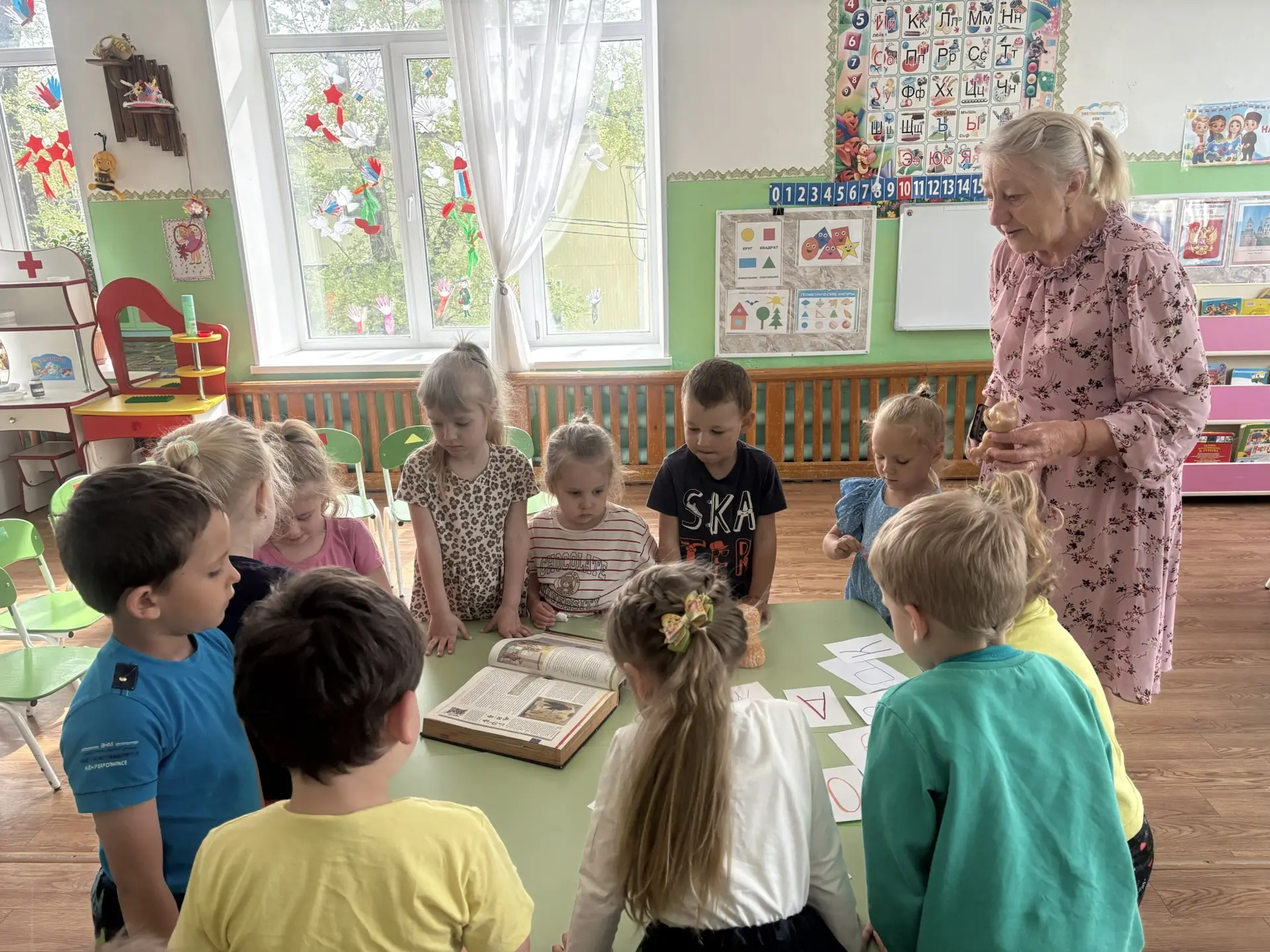 📚✨ В средней группе прошло увлекательное занятие, посвящённое Дню славянской письменно...