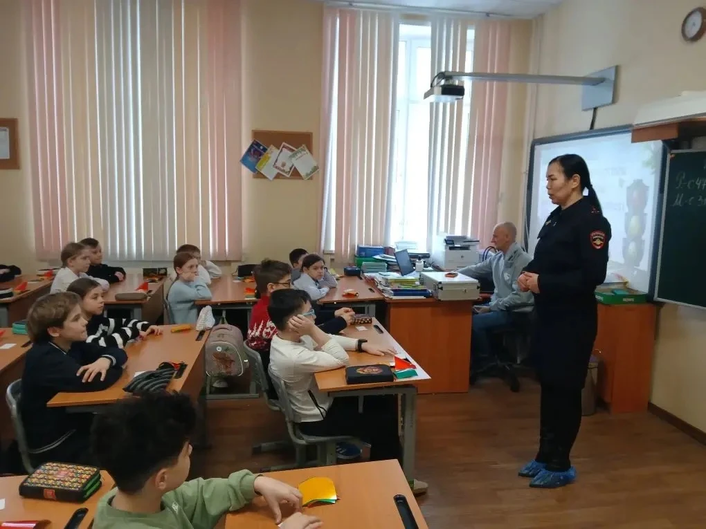 🚦 УЧИМСЯ БЫТЬ ЗАМЕТНЫМИ И ВНИМАТЕЛЬНЫМИ НА ДОРОГЕ  12 февраля в нашей школе сотрудники «ГБОУ ДО ЦДЮТ