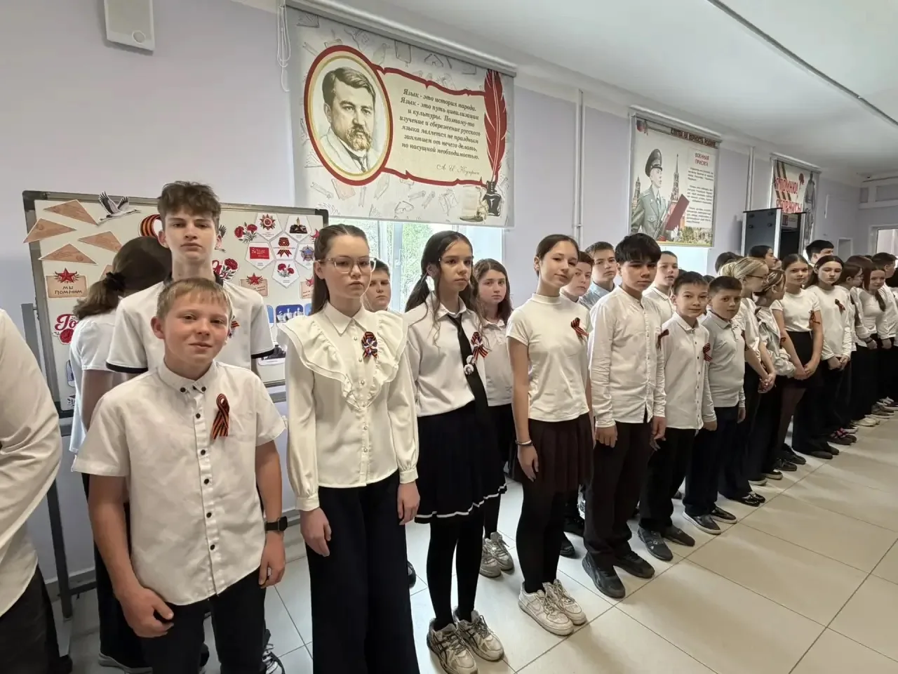 Накануне великого праздника 9 Мая в нашей школе прошли торжественные линейки. Это был не просто сбор