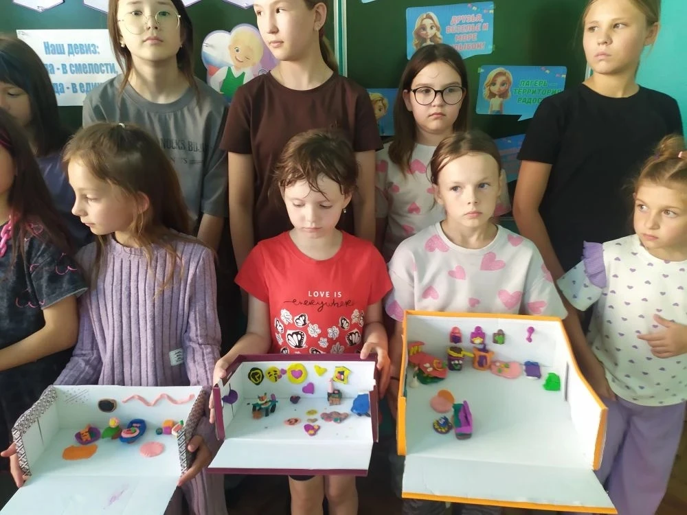 💛 Семья — это не только вместе, но и творить друг для друга!
1 и 2 отряды провели «Час семьи» на ма