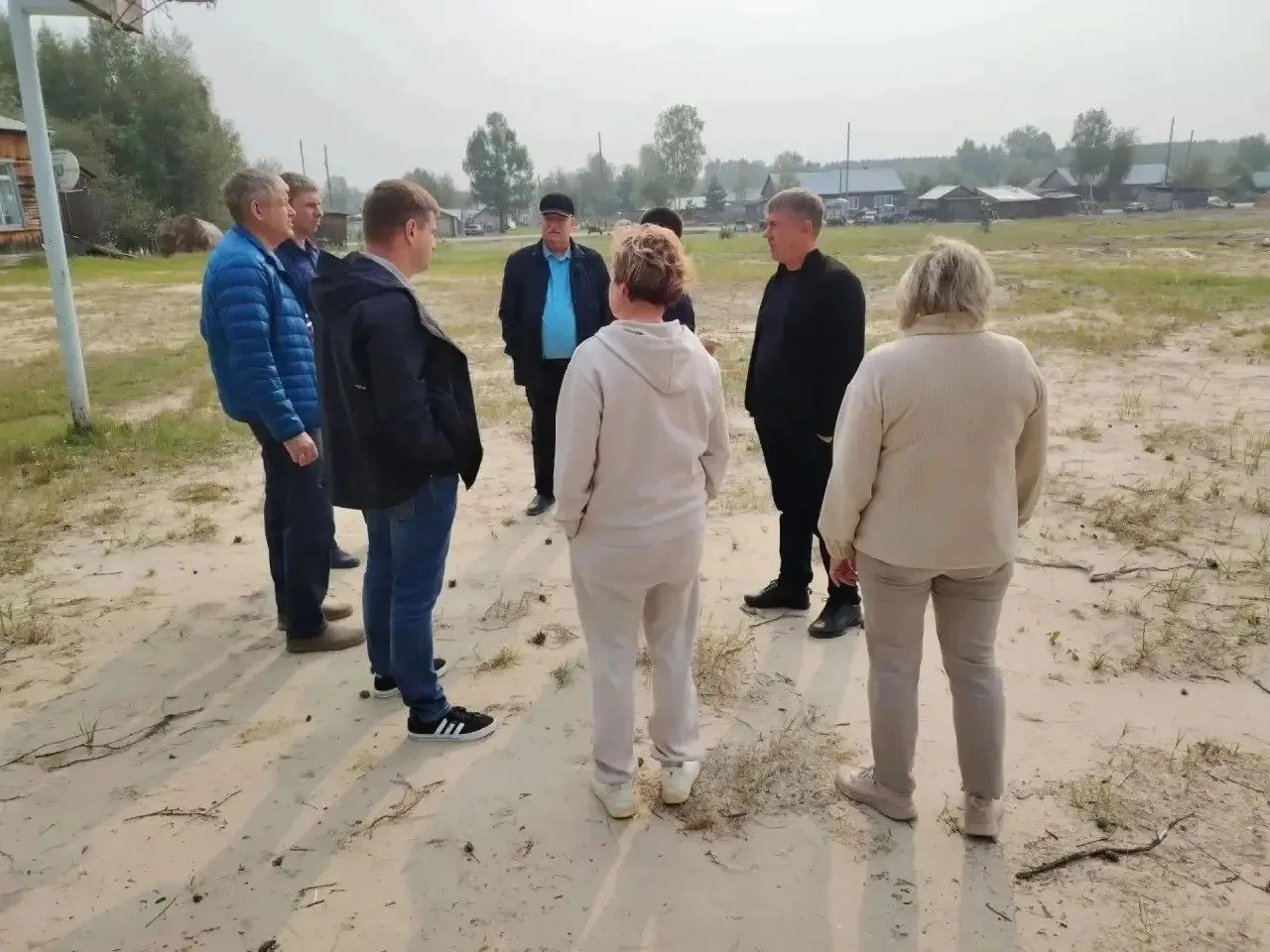 🏗️ В поселке Молодежный Каргасокского района прошло выездное совещание по строительств...