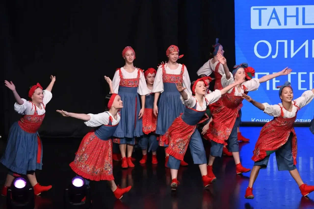 Поздравляем Ерзакову Викторию, ученицу 6 «Б» класса!🎉🥳🎉  Виктория в составе образцового хореографиче