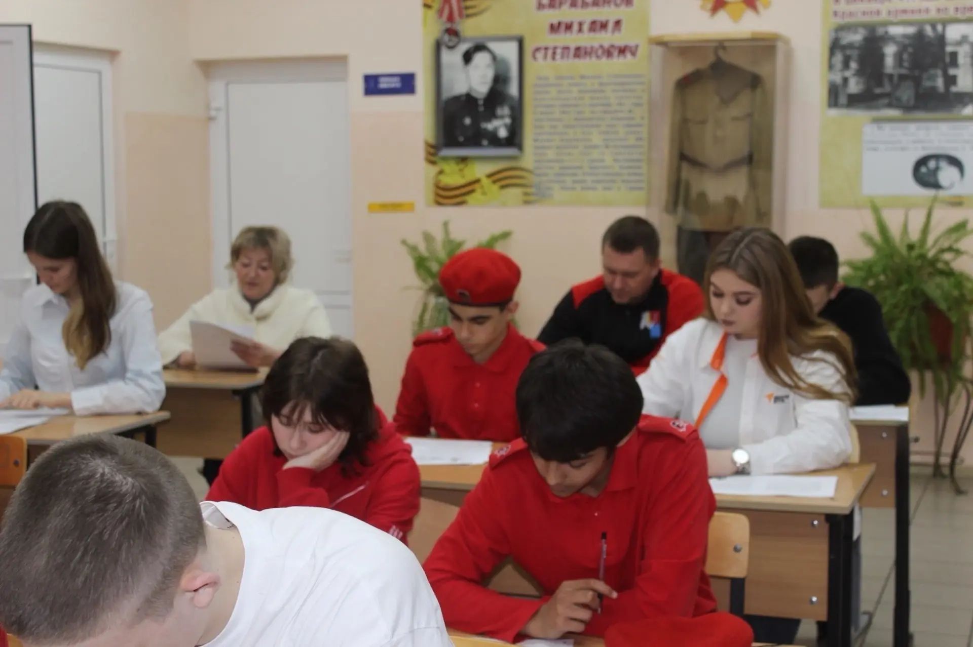 Сегодня юнармейцы, активисты «Движения первых», педагоги и учащиеся МБОУ СОШ с. Братовщ...