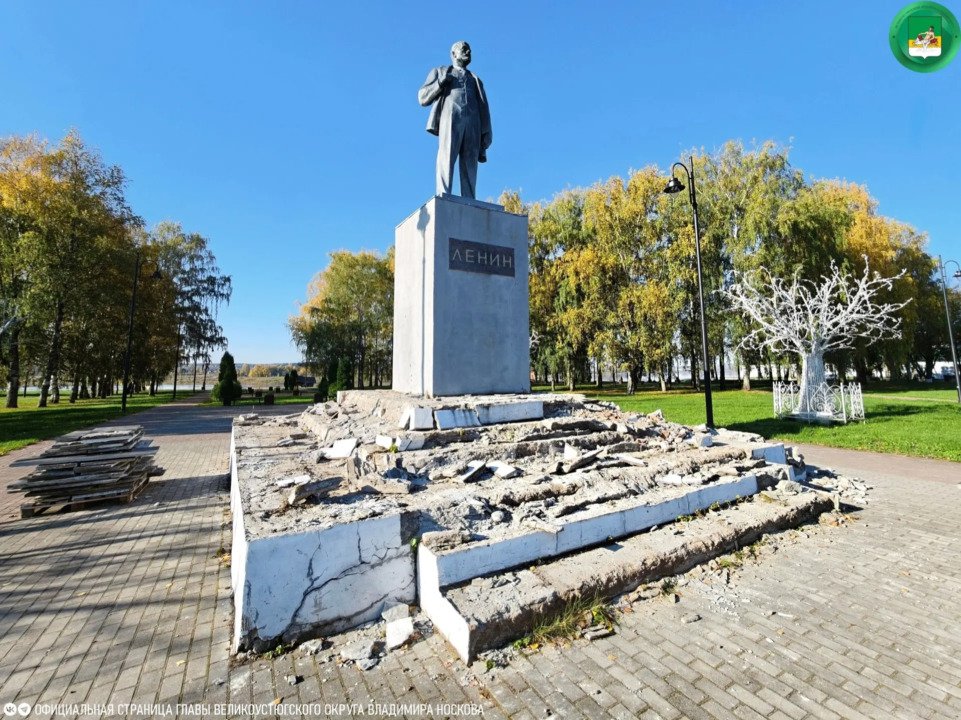 В самом «сердце города» идут работы по восстановлению памятника В. И. Ленину.