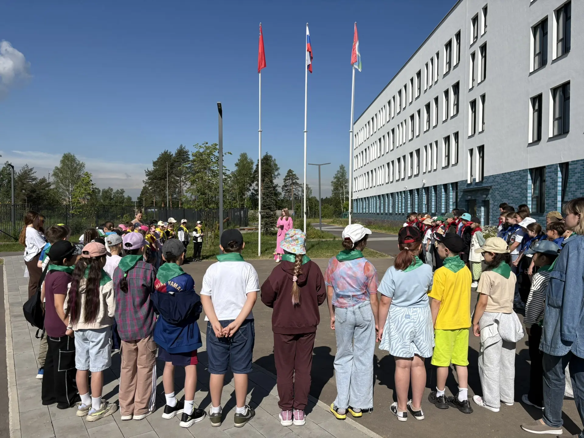 Понедельник в лагере «Солнышко» начался с торжественной линейки ☀️