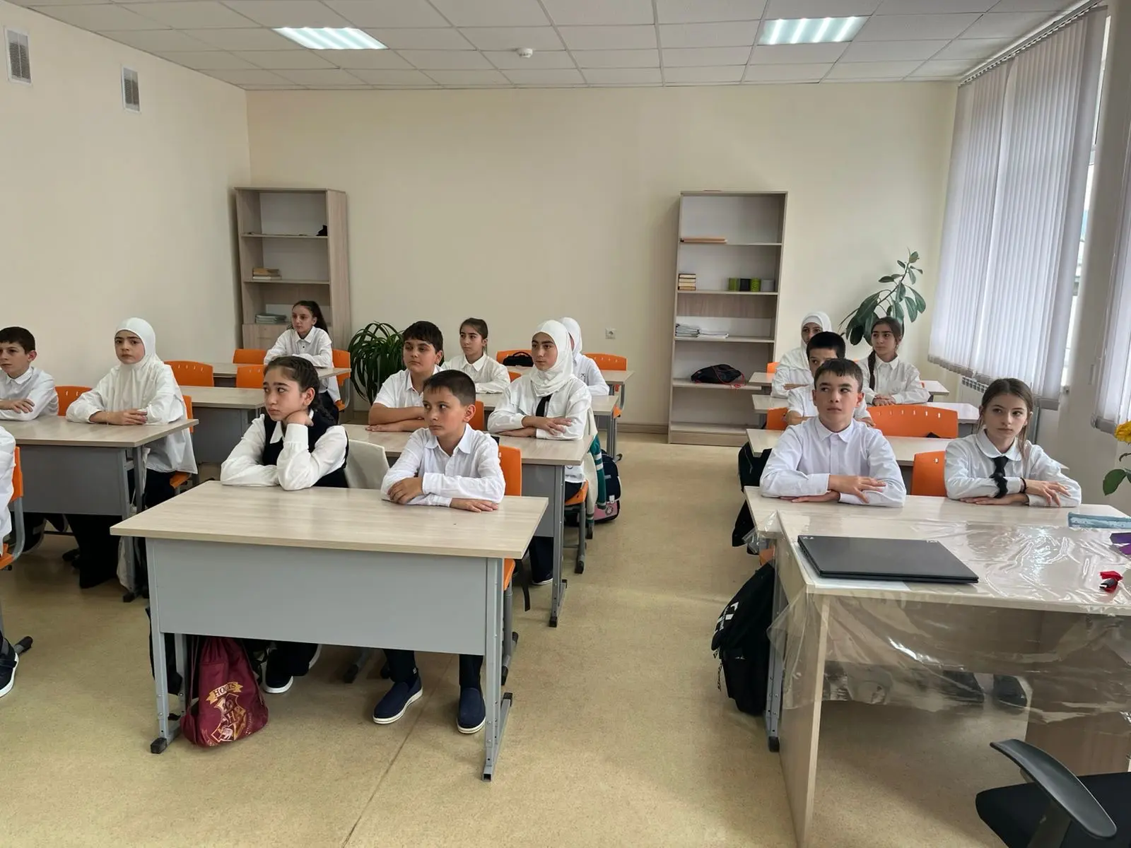 Сегодня в 6 «а» классе был проведен классный час на тему: «Сегодня был Беслан…».Целью м...