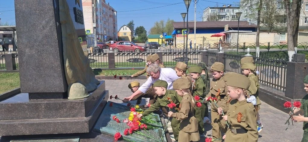7 мая наши ребята с особым трепетом возложили цветы к памятнику героям Великой Отечеств...