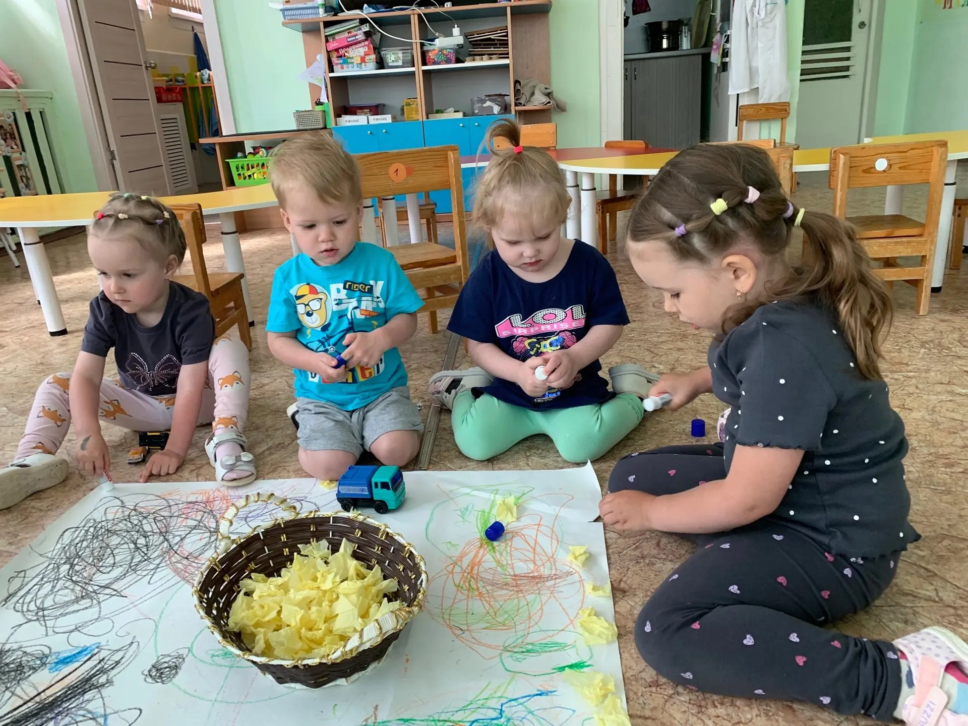 Цветочная полянка🌸
Солнечный узор🌹
Капелька рассвета,🌺
Ласковый простор.🌼
Бабочка садится,🌷
Пчё