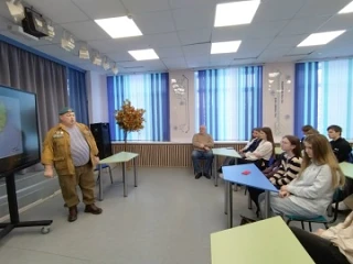 Мы помним! 🔥  Вчера в гимназии состоялась Классная встреча с человеком, чьи истории заставляют задум