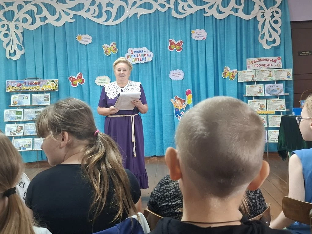 В клубе снова шум и гам. Ребята из школьного лагеря посетили мастер класс по изготовлению открытки. 