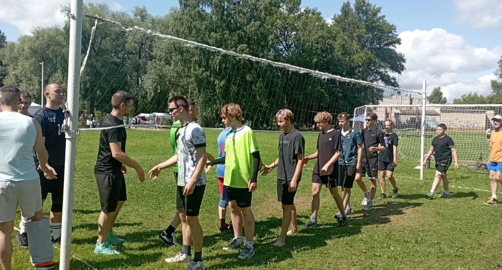В парке Бежаниц с размахом прошел спортивный праздник в честь Дня поселка.