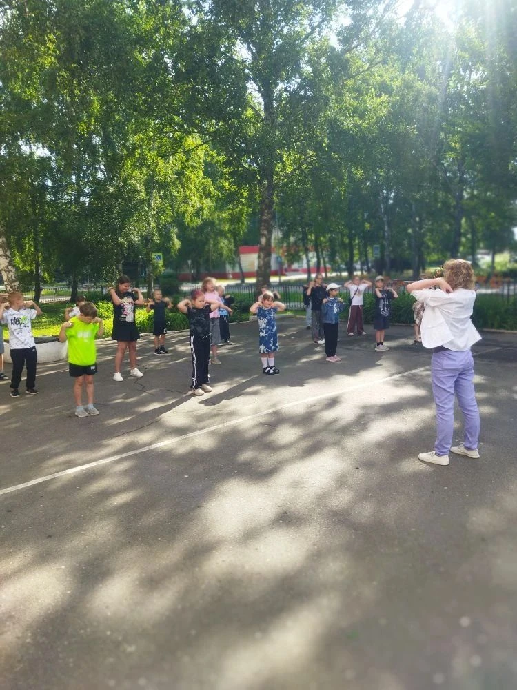 Сегодняшний день летнего лагеря ,,Солнышко,, прошел под девизом "День друзей". Начался он бодро с за