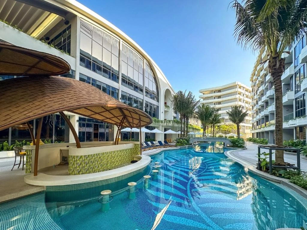 Представьте: вы сидите на террасе своего номера в La Green Hotel Residence 5*, в руке —...