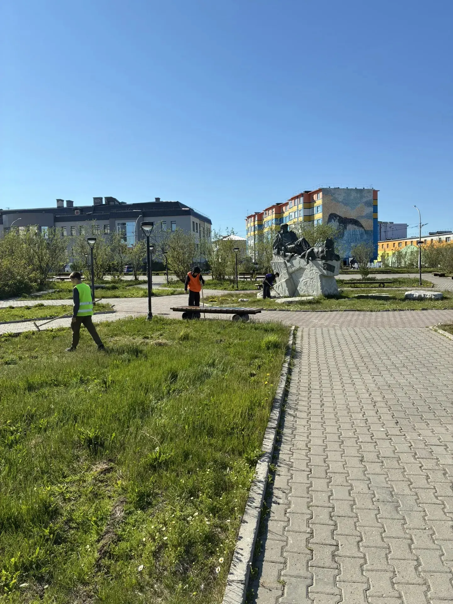 🌿 Трудовой отряд в деле: чистота и память идут рука об руку! 🌿

Сегодня наши юные активисты снова 