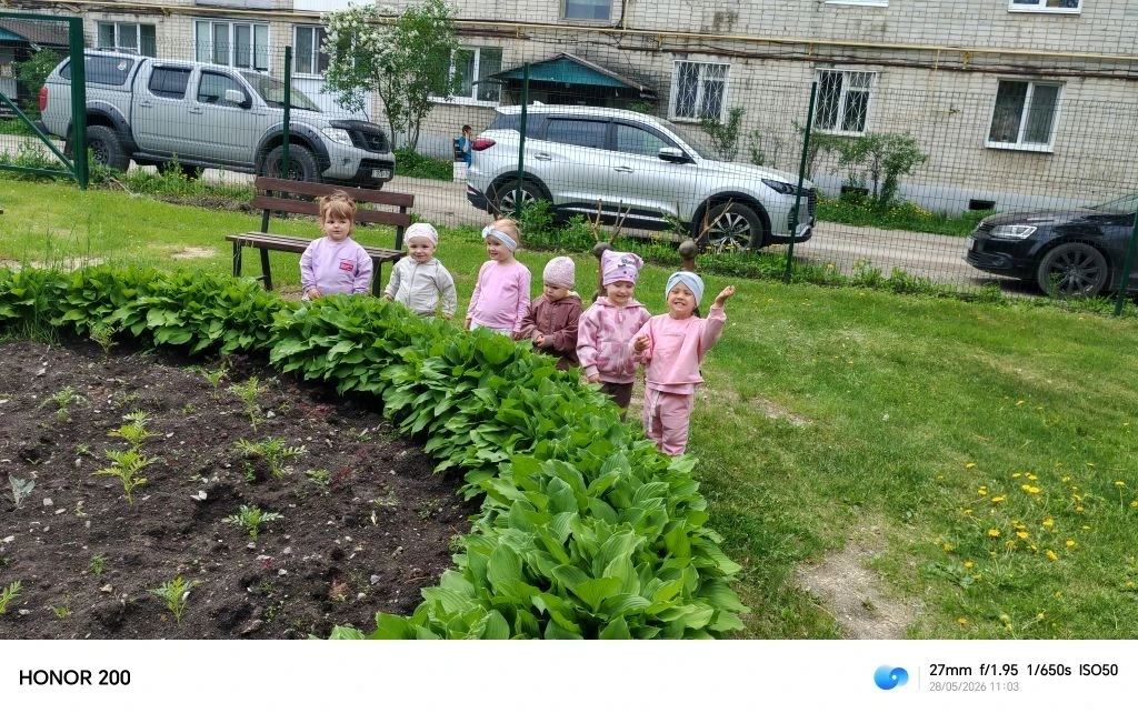 Вот наступили долгожданные тёплые денечки. ☀Наши малыши с большим интересом на каждой прогулке изуча