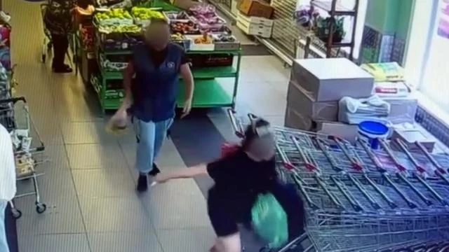 🔪 В Северодвинске задержали 33‑летнюю разбойницу 
 
В супермаркете на Архангельском шоссе женщина с