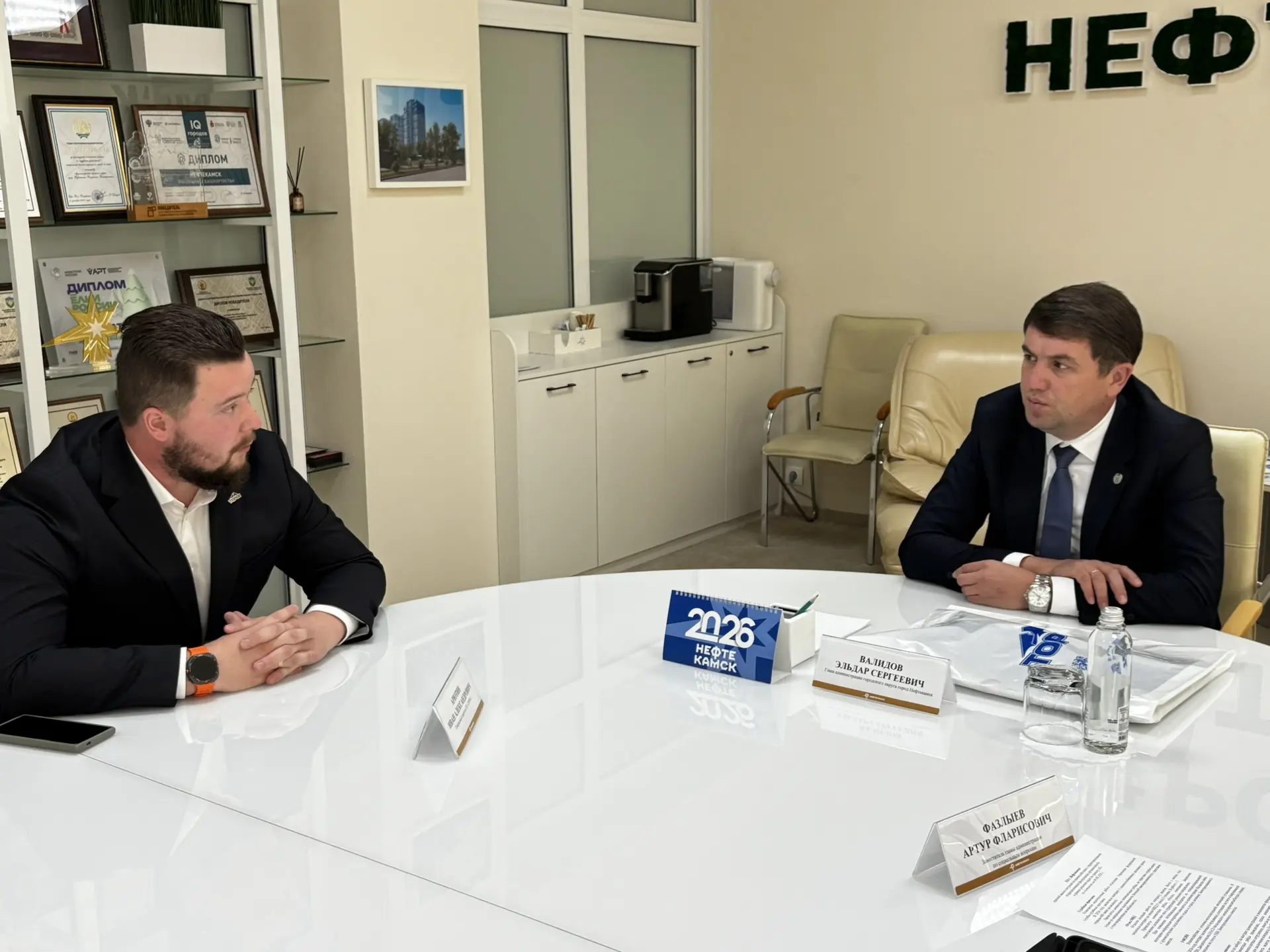 Ледяные глыбы начинают подготовку к сезону.