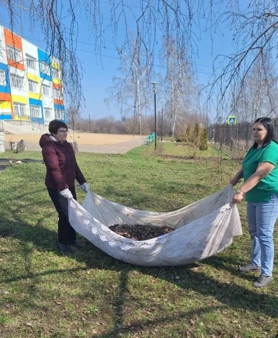 Наступила весна 🌱
И коллектив МБОУ "СО Монаковская школа" в полном составе отправился на уборку при