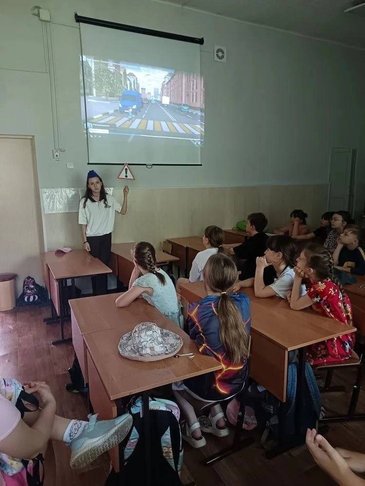 🔆 10 июня в летнем лагере 🔆

🎶 Музыкальная танцевальная зарядка;
🇷🇺 Организационная линейка.

⛹