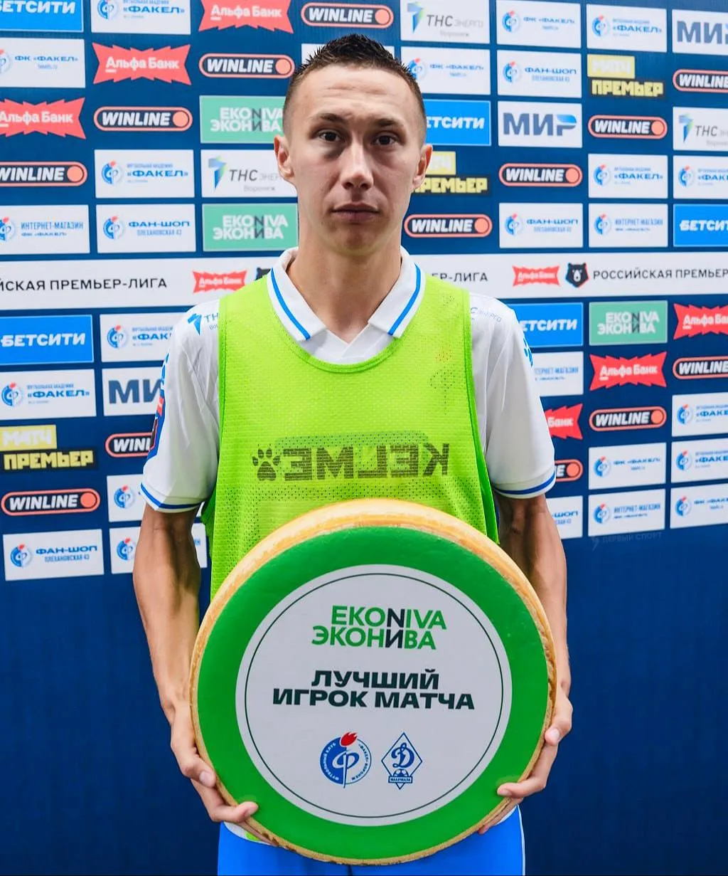❗️«Факел» вручил 15 кг сыра в качестве приза лучшему игроку матча РПЛ: вингер Ильнур Альшин радостно