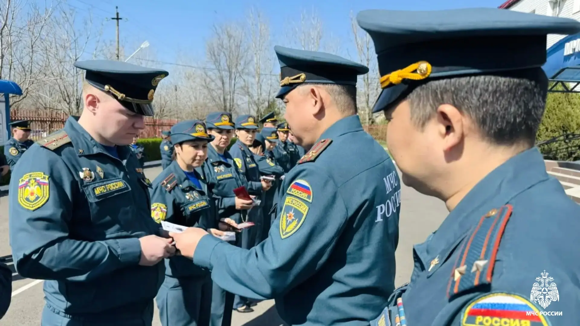 🔹 Проверка готовности: в Главном управлении провели строевой смотр  🔹В МЧС России по Республике Калм