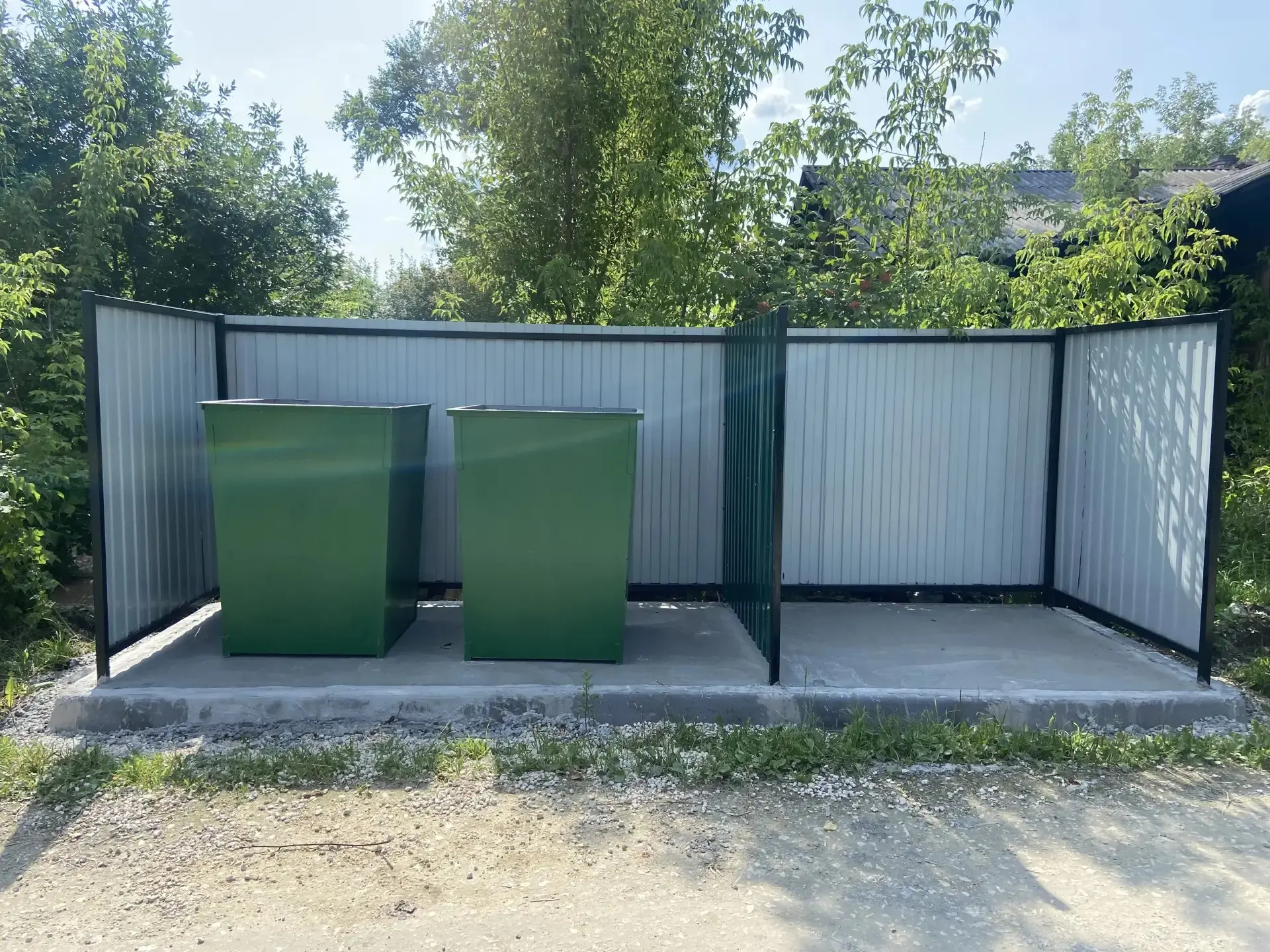 В Селивановском округе завершили создание новых контейнерных площадок для ТКО — в Новом Быту, Ивонин