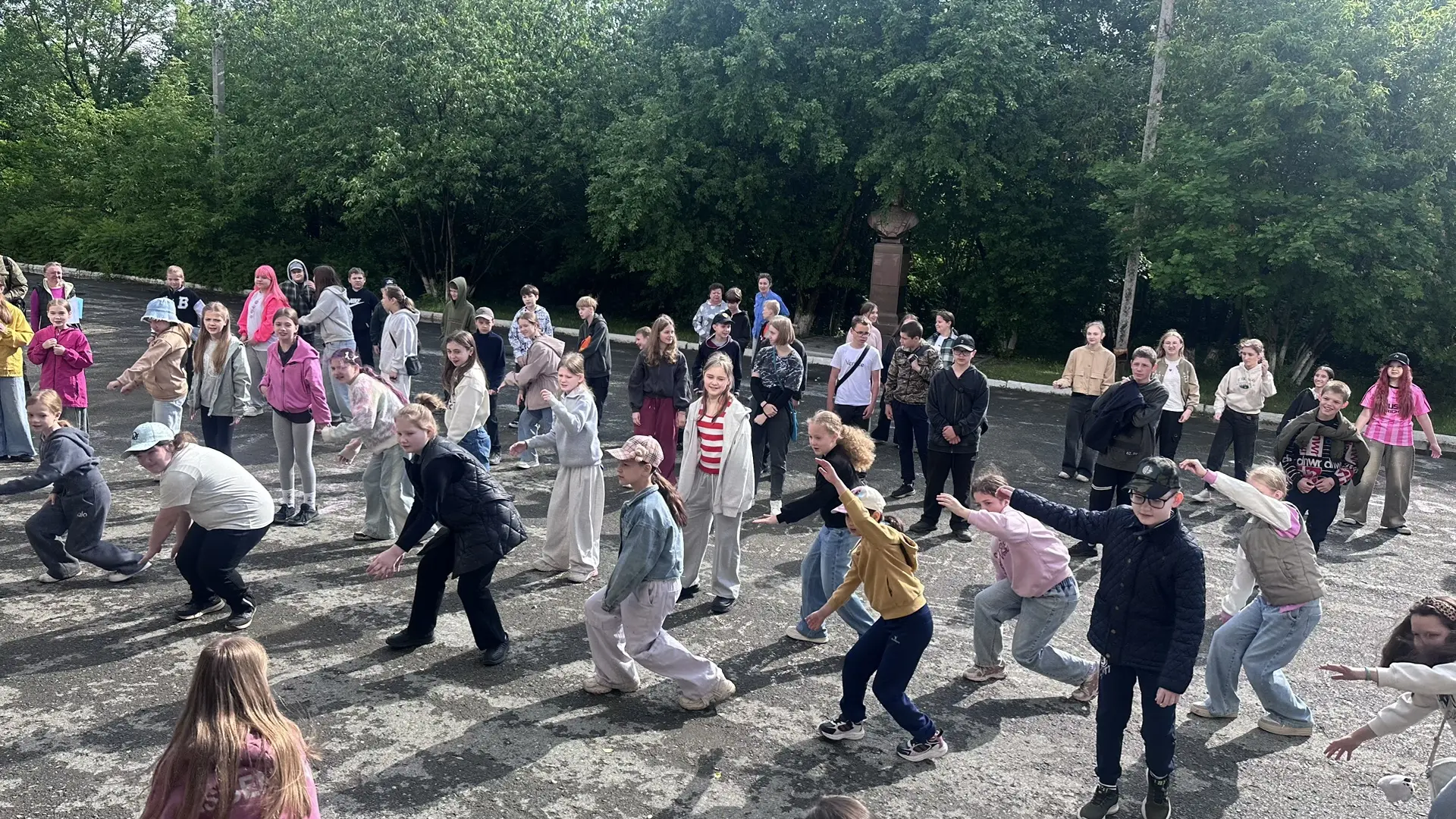 🧑‍🧑‍🧒‍🧒Сегодня в нашем школьном  лагере стартовала смена «Мы — семья народов», посв...