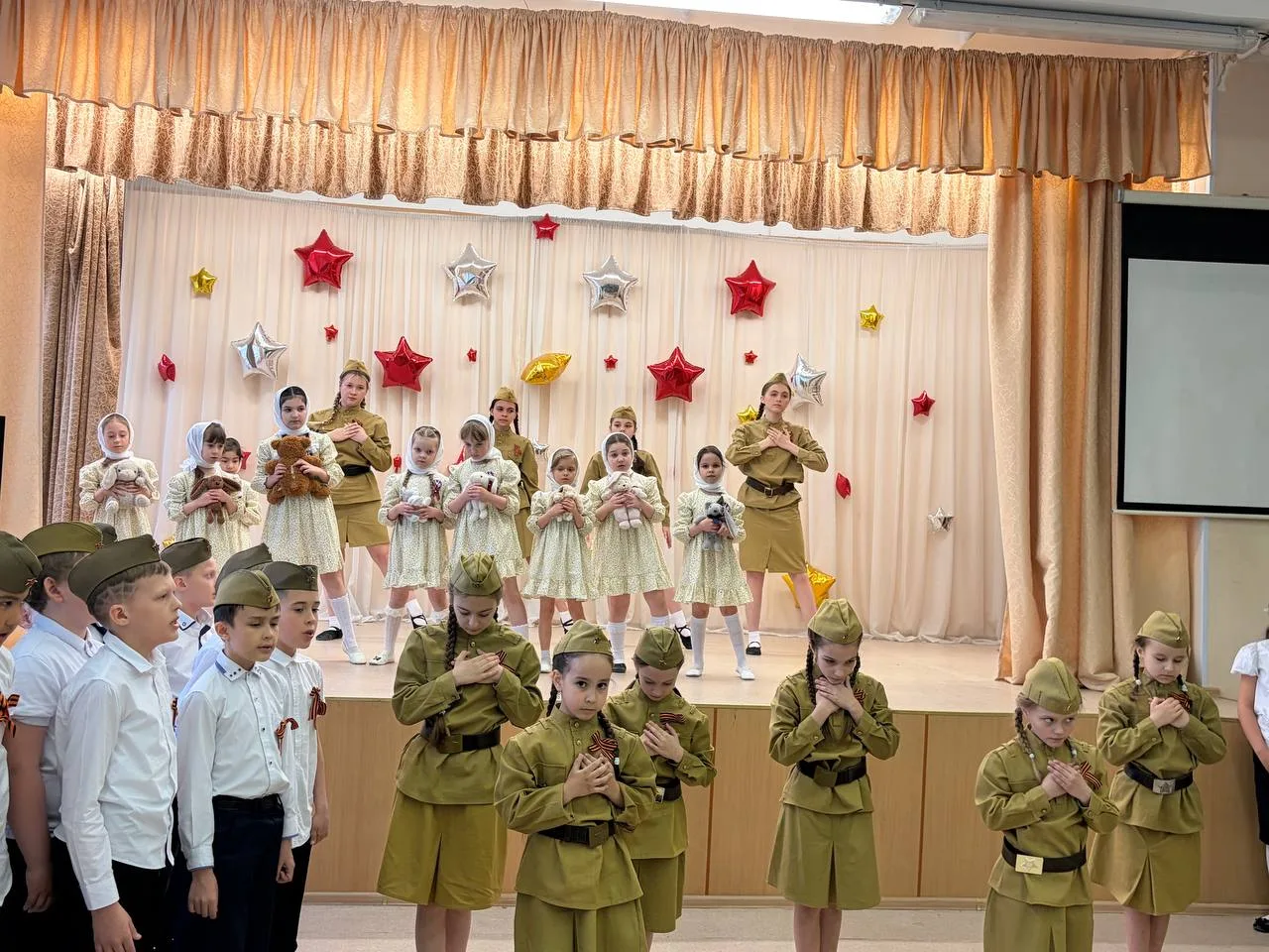 Сегодня в нашем Центре образования №33 пос.им. Воровского царила особая атмосфера. На сцене — дети в