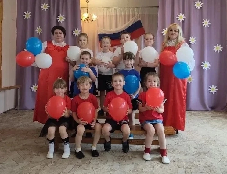 ✨ День России в группе «Сказка» ✨

В этот праздничный день к ребятам пришли Маша, Глаша и сама Жар-п