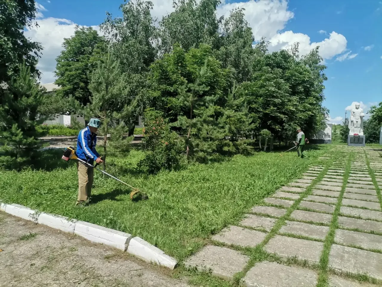☀️ В Гагаринском районе продолжаются плановые работы по благоустройству

Сегодня в районе ведутся ра