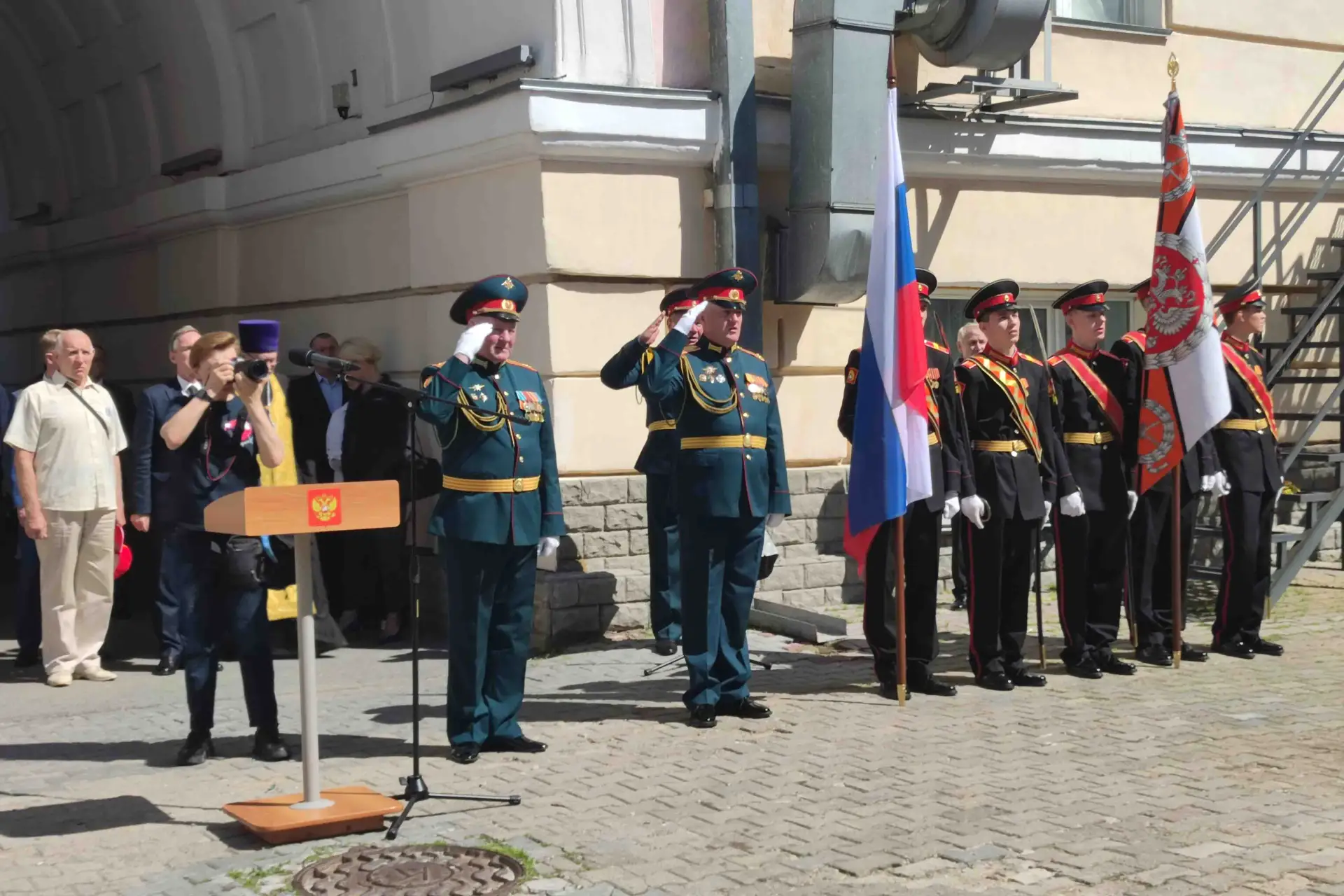 Аллею выпускников Екатеринбургского суворовского военного училища – Героев Советского Союза и Россий