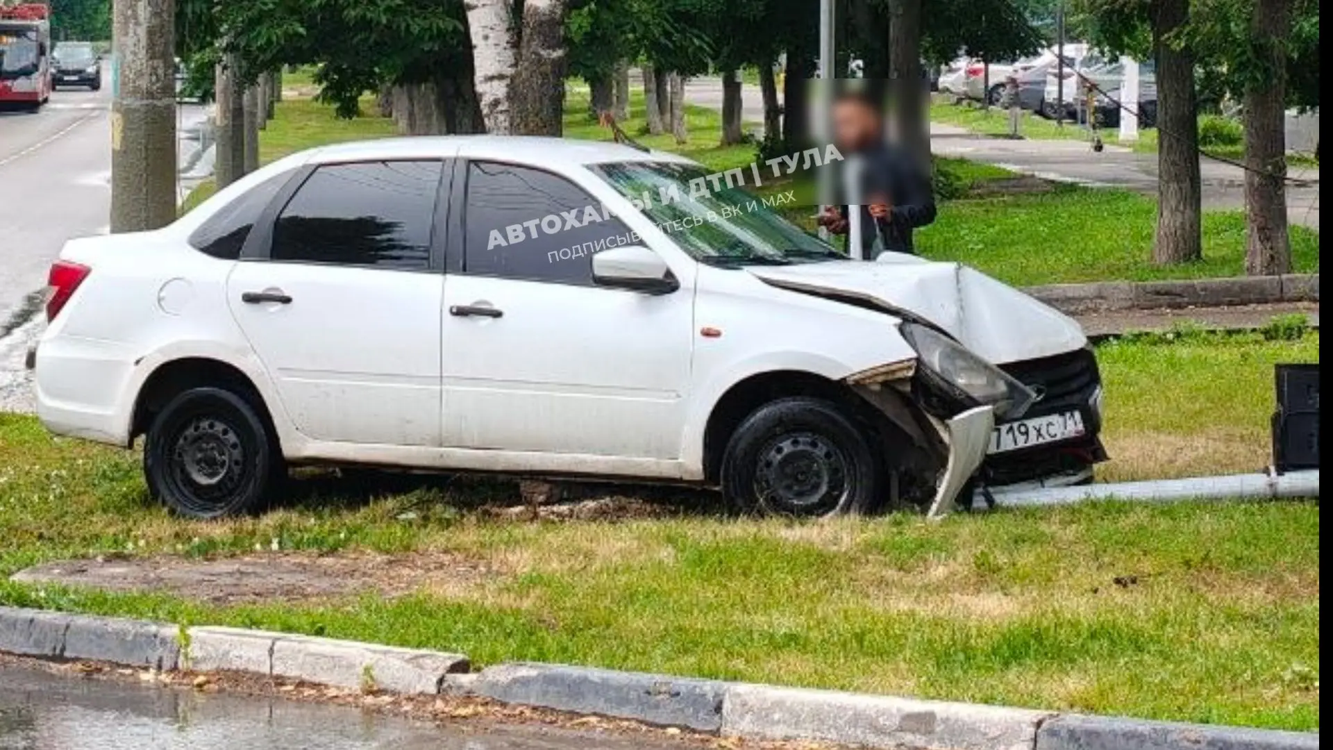 🚨🚔Lada Granta снесла светофор на ул. Луначарского. Подписчица сообщает, что фото сделаны примерно 