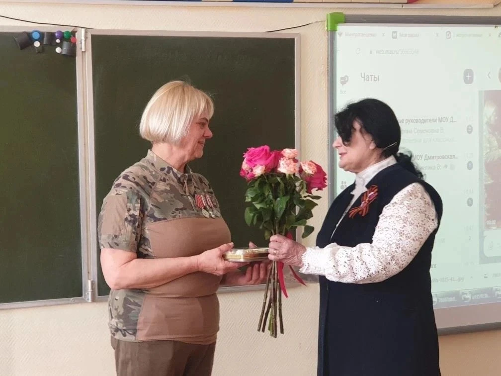 В Дмитровской 3 школе В 4 а классе( кл. рук. Срокина Л. М.) и в 4 б ( кл. рук. Андреева В. Ю) состоя