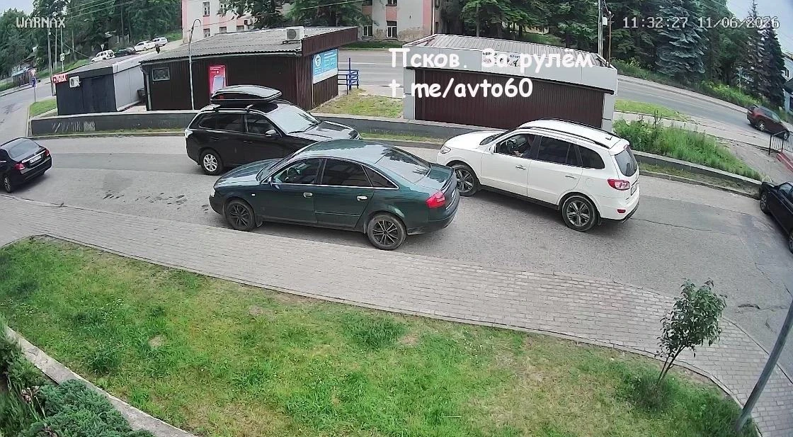 В Пскове двое водителей не определились с очередностью движения и примерно на час закрыли проезд у д