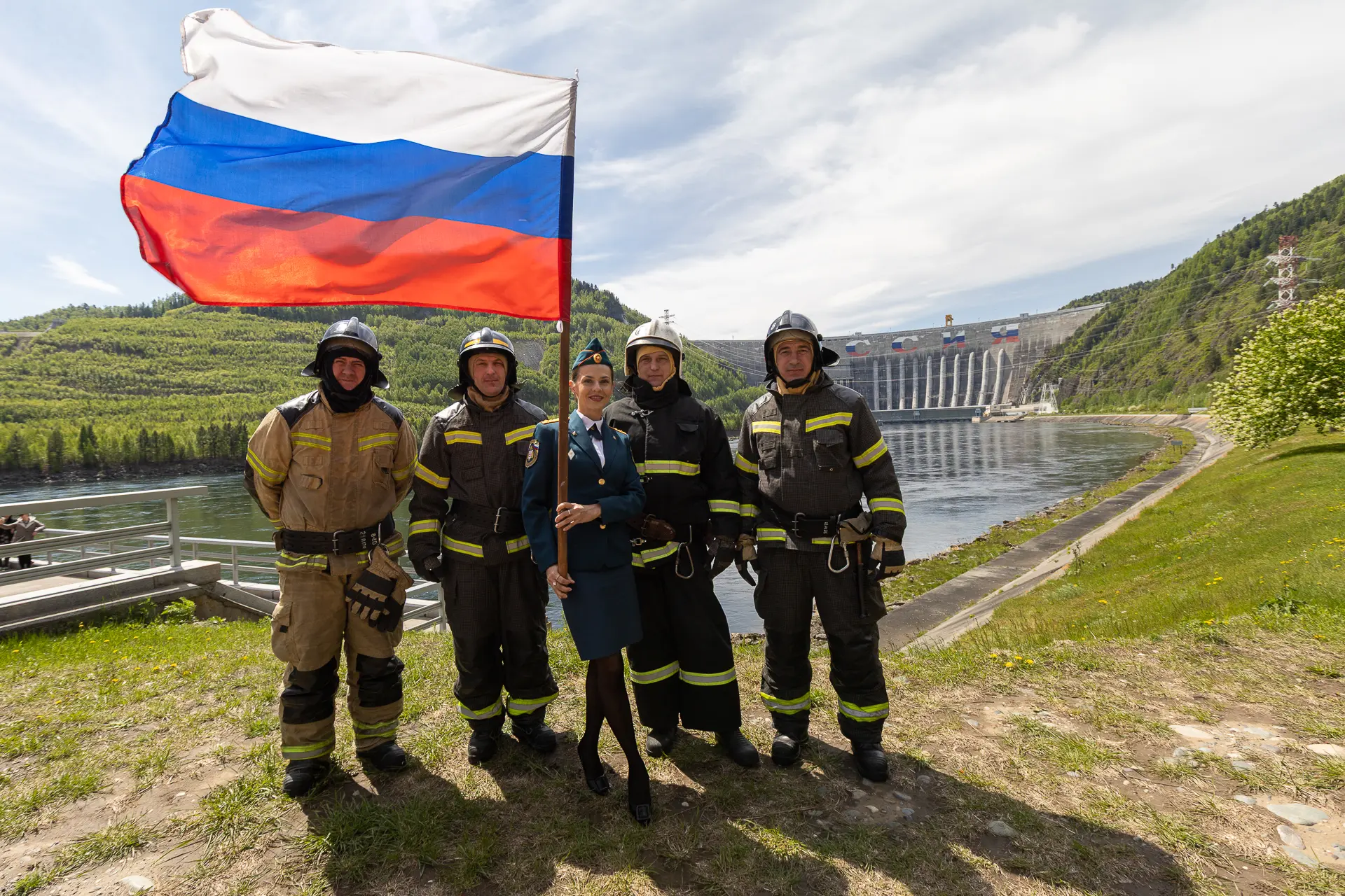 С Днём Государственного флага России, друзья!